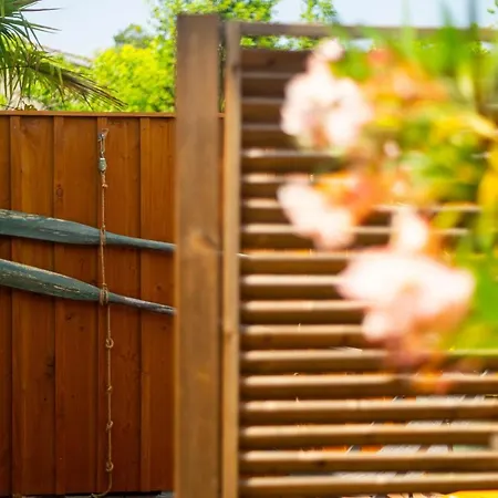 לינה וארוחת בוקר Chaleemar ברוז'